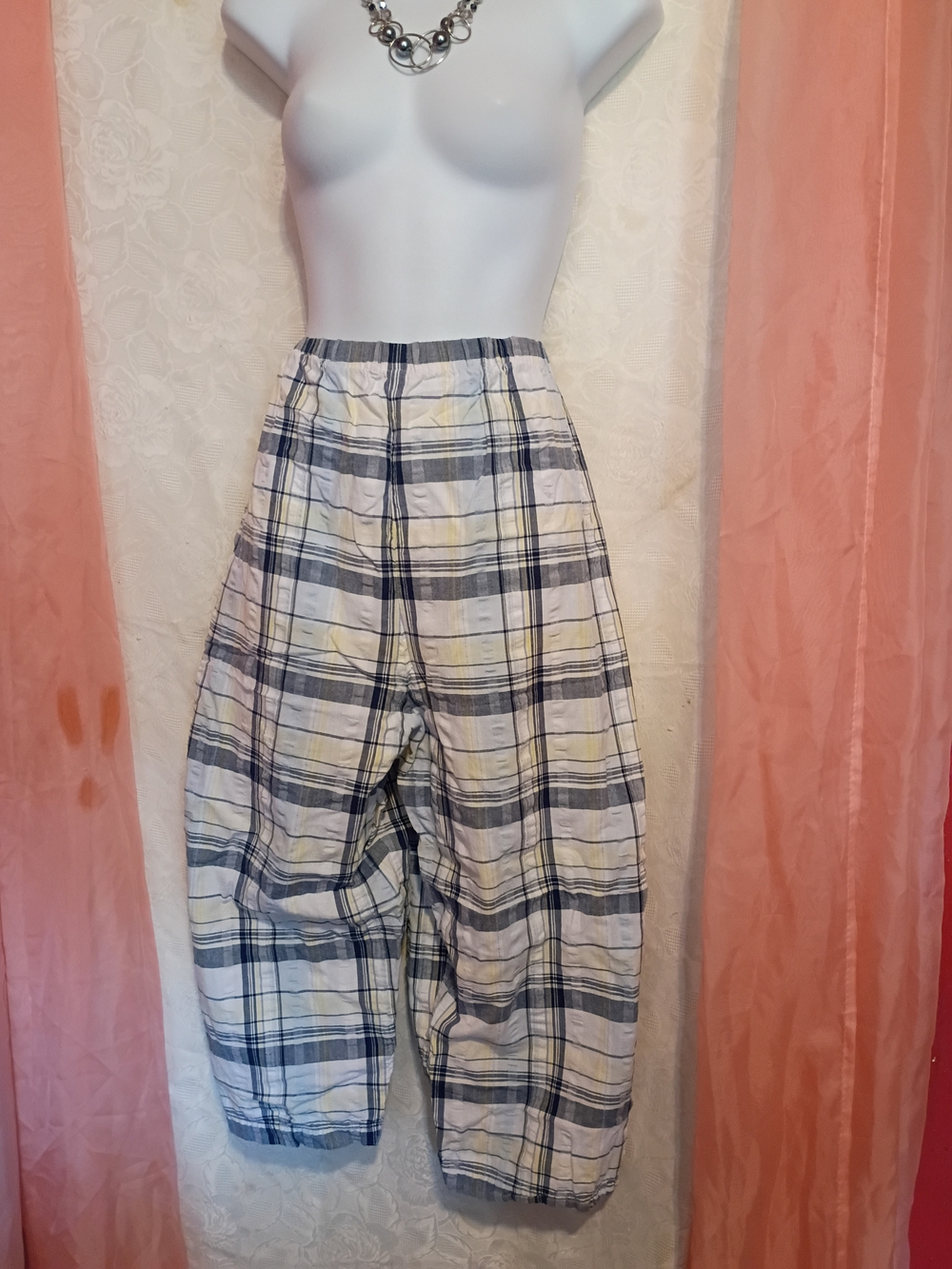 Ladies Lightweight Plaid Wide-Leg Capri Pants in Cream, Navy & Yellow Sz 2X